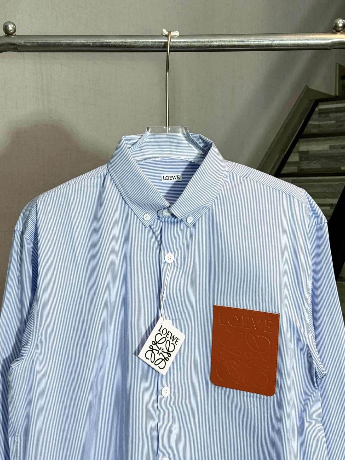 💰145
款号：HE328
LOEWE/罗意威秋季胸前皮标口袋条纹衬衫
面料采用经典条纹竹节棉面料，罗意威原版面料制作而成，胸前定制罗意威标识皮标口袋，三标齐全，秋季爆款，男女同款，OS版型，最大200斤无压力。

颜色：图片色
尺码：S-XL