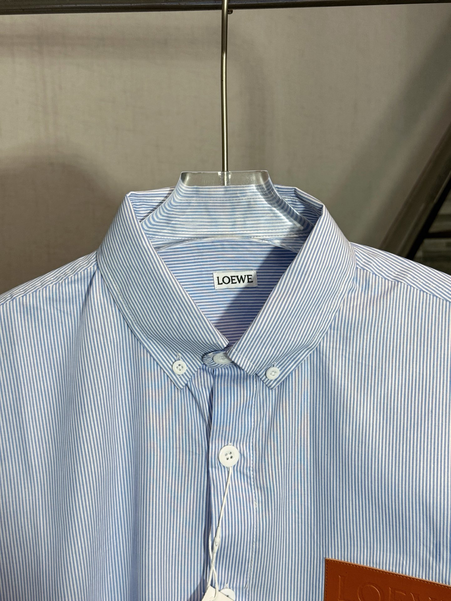 💰145
款号：HE328
LOEWE/罗意威秋季胸前皮标口袋条纹衬衫
面料采用经典条纹竹节棉面料，罗意威原版面料制作而成，胸前定制罗意威标识皮标口袋，三标齐全，秋季爆款，男女同款，OS版型，最大200斤无压力。

颜色：图片色
尺码：S-XL