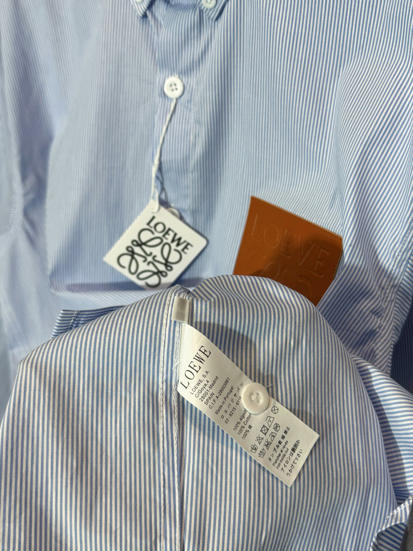 💰145
款号：HE328
LOEWE/罗意威秋季胸前皮标口袋条纹衬衫
面料采用经典条纹竹节棉面料，罗意威原版面料制作而成，胸前定制罗意威标识皮标口袋，三标齐全，秋季爆款，男女同款，OS版型，最大200斤无压力。

颜色：图片色
尺码：S-XL