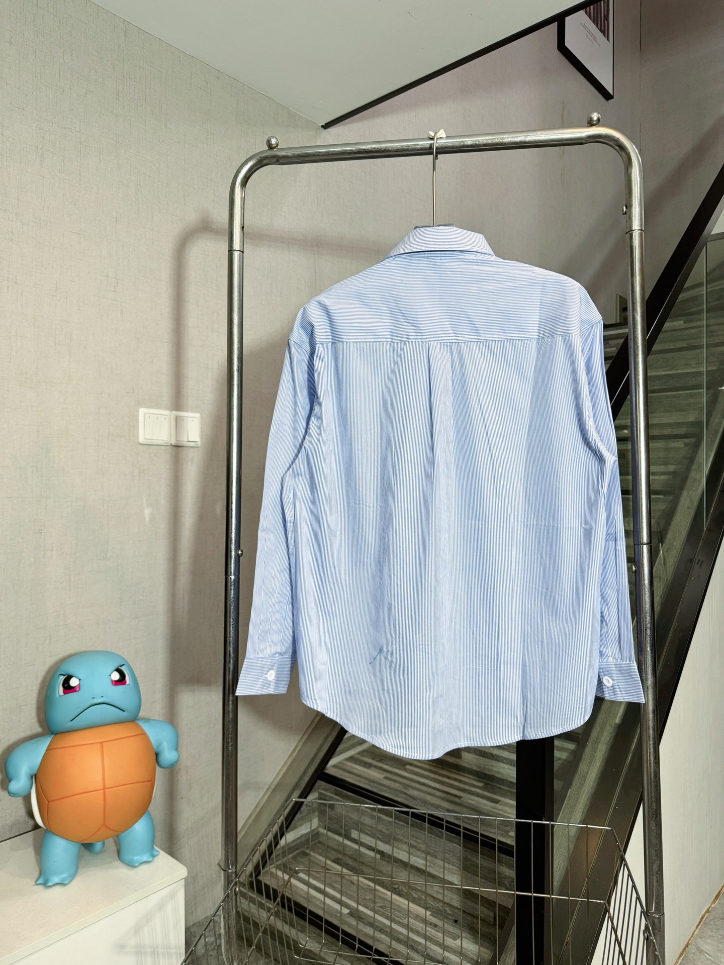 💰145
款号：HE328
LOEWE/罗意威秋季胸前皮标口袋条纹衬衫
面料采用经典条纹竹节棉面料，罗意威原版面料制作而成，胸前定制罗意威标识皮标口袋，三标齐全，秋季爆款，男女同款，OS版型，最大200斤无压力。

颜色：图片色
尺码：S-XL