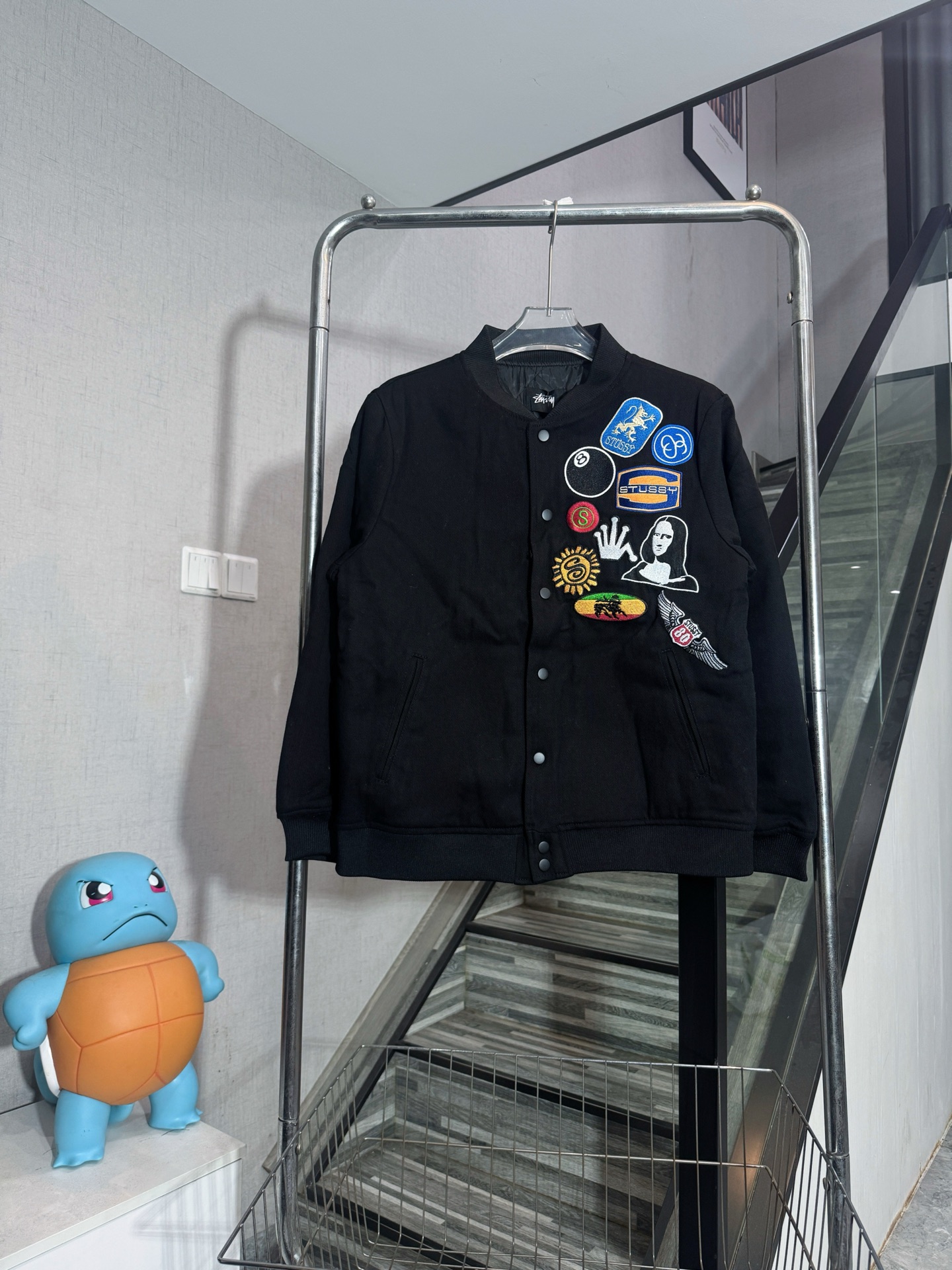 P130 Número de modelo: HE408 STUSSY-Stussy chaqueta de béisbol acolchada con insignia y bordado. La tela está…