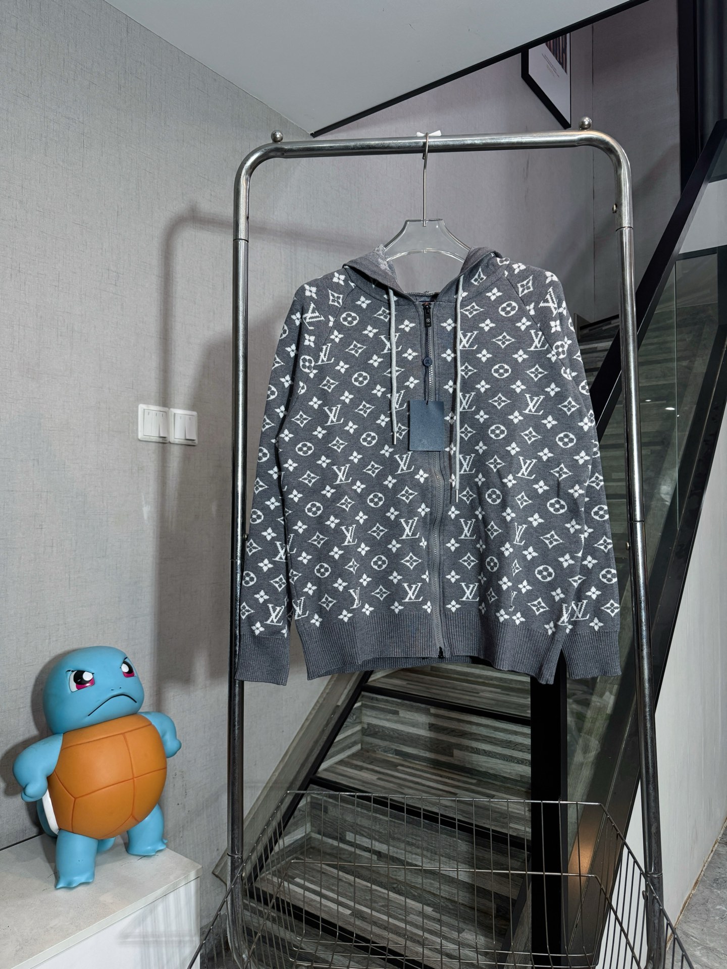 Número de modelo P165: HE414 Chaqueta de punto con cremallera en jacquard con estampado completo de Louis Vuitton-Louis…