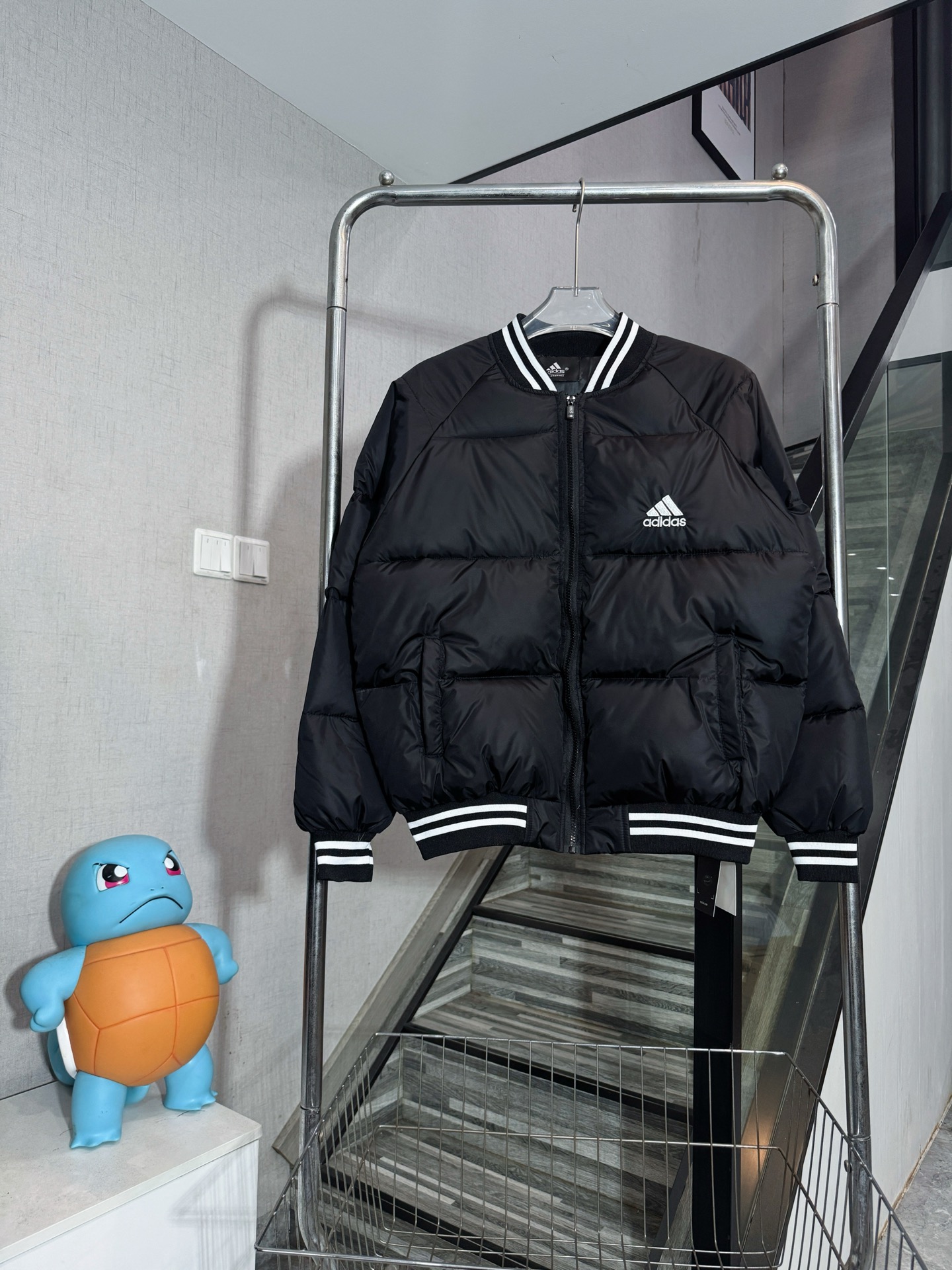 P150 Nº de modelo: HE419 Chaqueta acolchada de plumón sintético con logo pequeño de trébol clásico de Adidas. Tejido de…