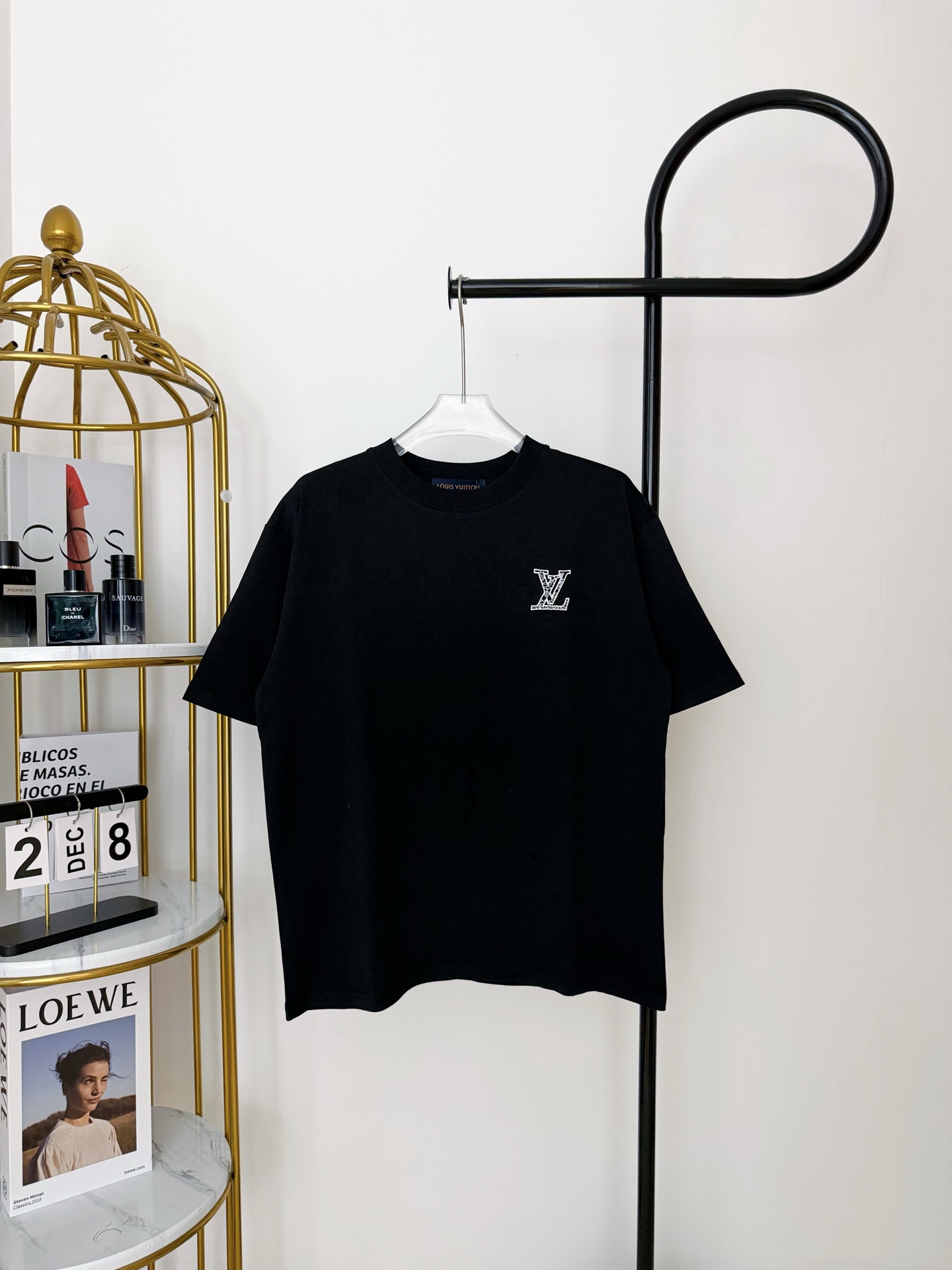 P70 Número de modelo: HE194 LOUIS VUITTON-LV Camiseta de manga corta con bordado de tres flores y letras. La tela utili…