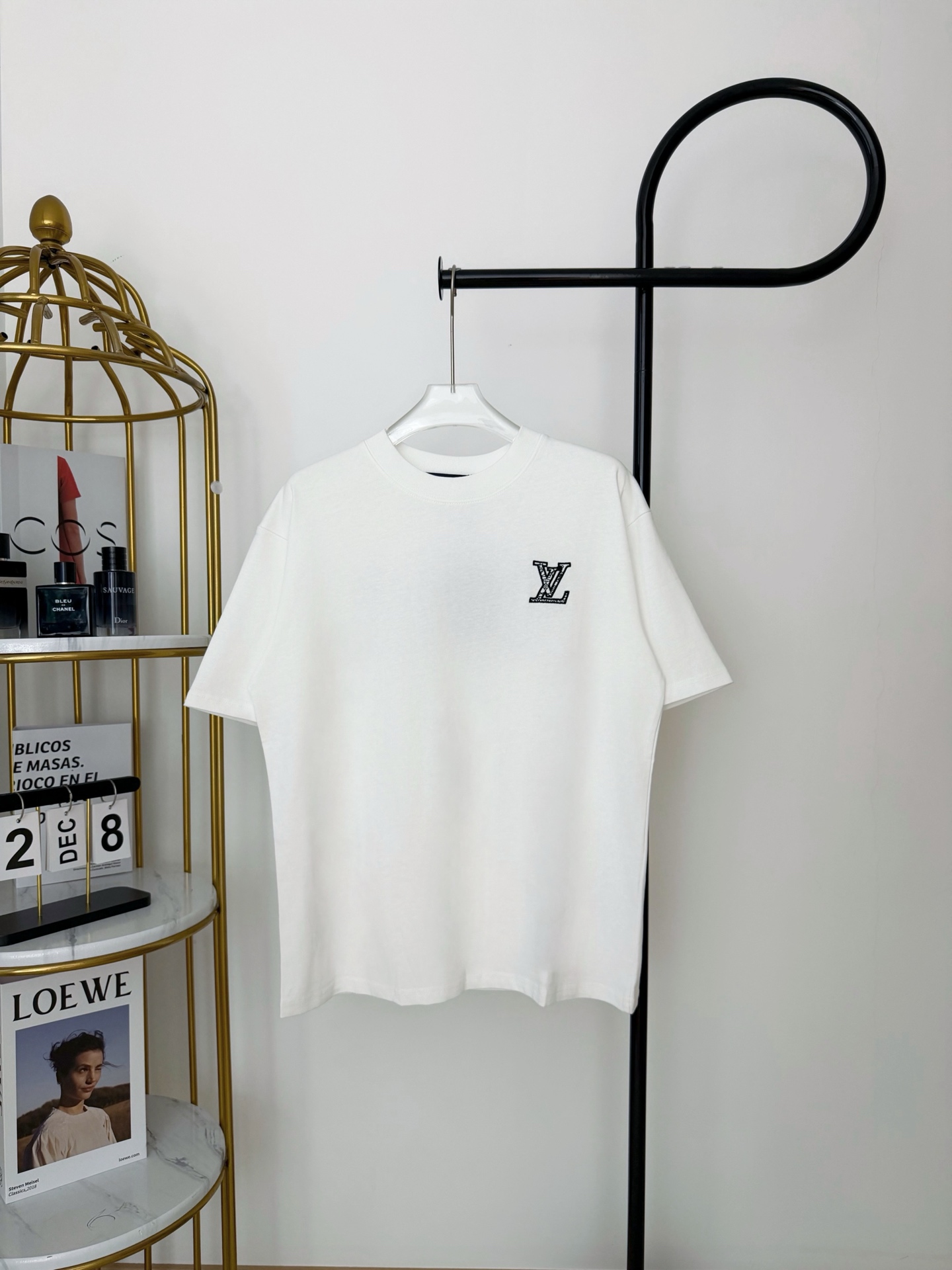P70 Número de modelo: HE194 LOUIS VUITTON-LV Camiseta de manga corta con bordado de tres flores y letras. La tela utili…