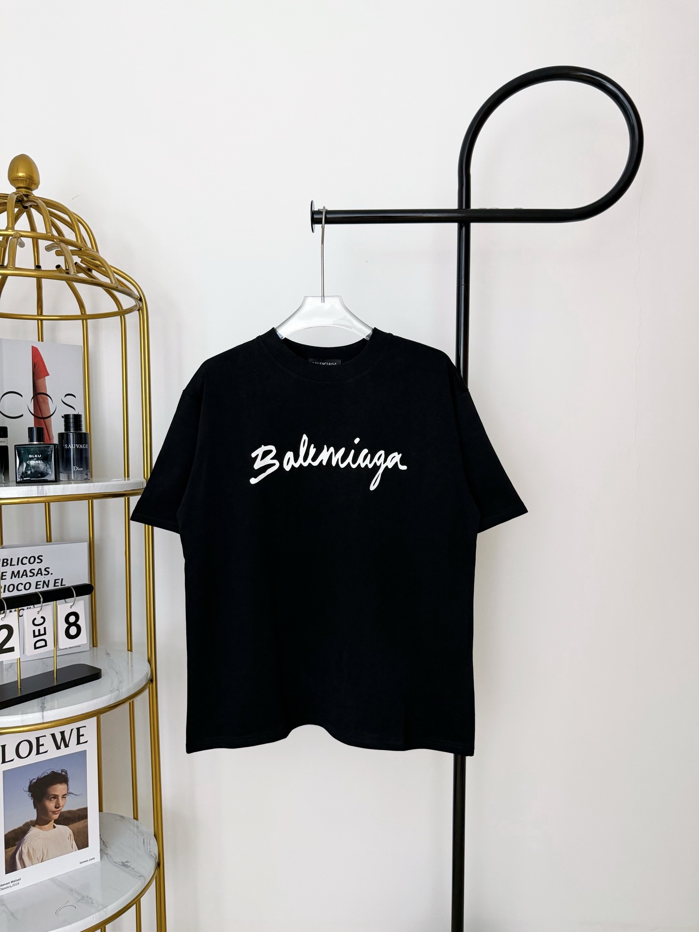 Número de modelo P70: HE195 Balenciaga - Balenciaga cuello redondo manga corta con letras en el pecho. La tela está hec…