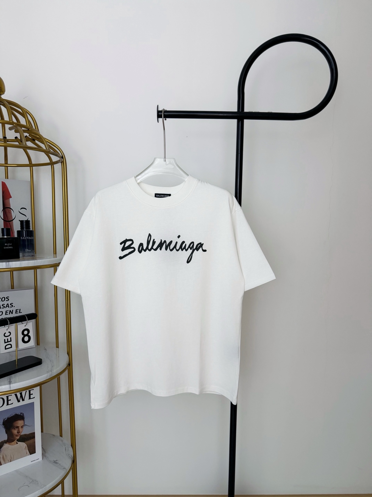 Número de modelo P70: HE195 Balenciaga - Balenciaga cuello redondo manga corta con letras en el pecho. La tela está hec…