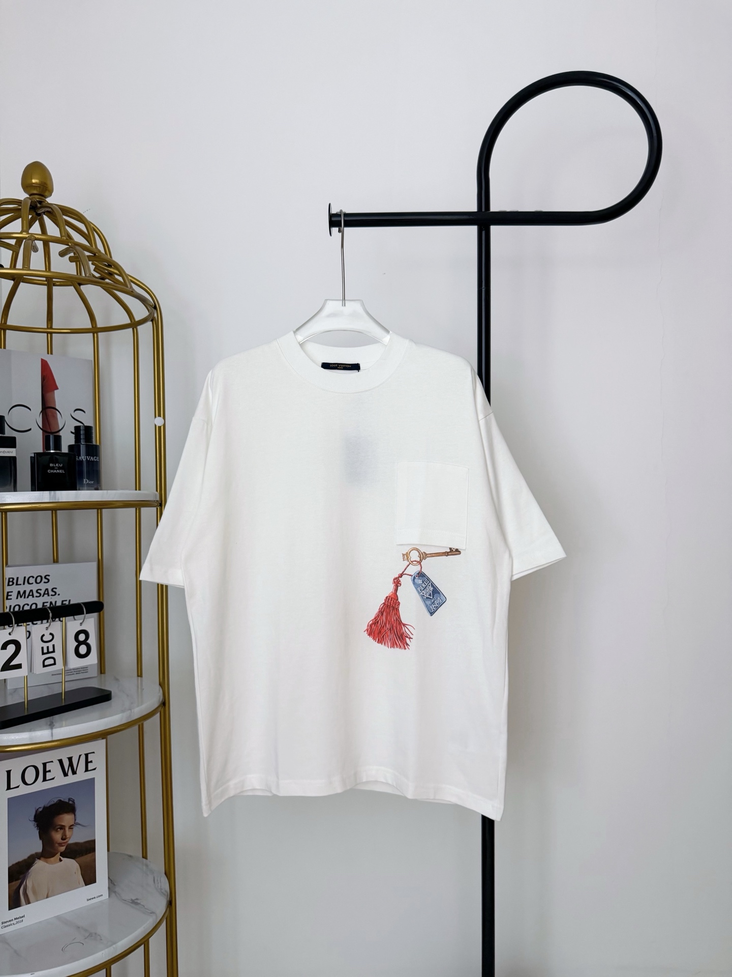 P75 Nº de modelo: HE198 LOUIS VUITTON-LV Camiseta de cuello redondo con bolsillo y llave. Tejido de algodón 100% de dob…