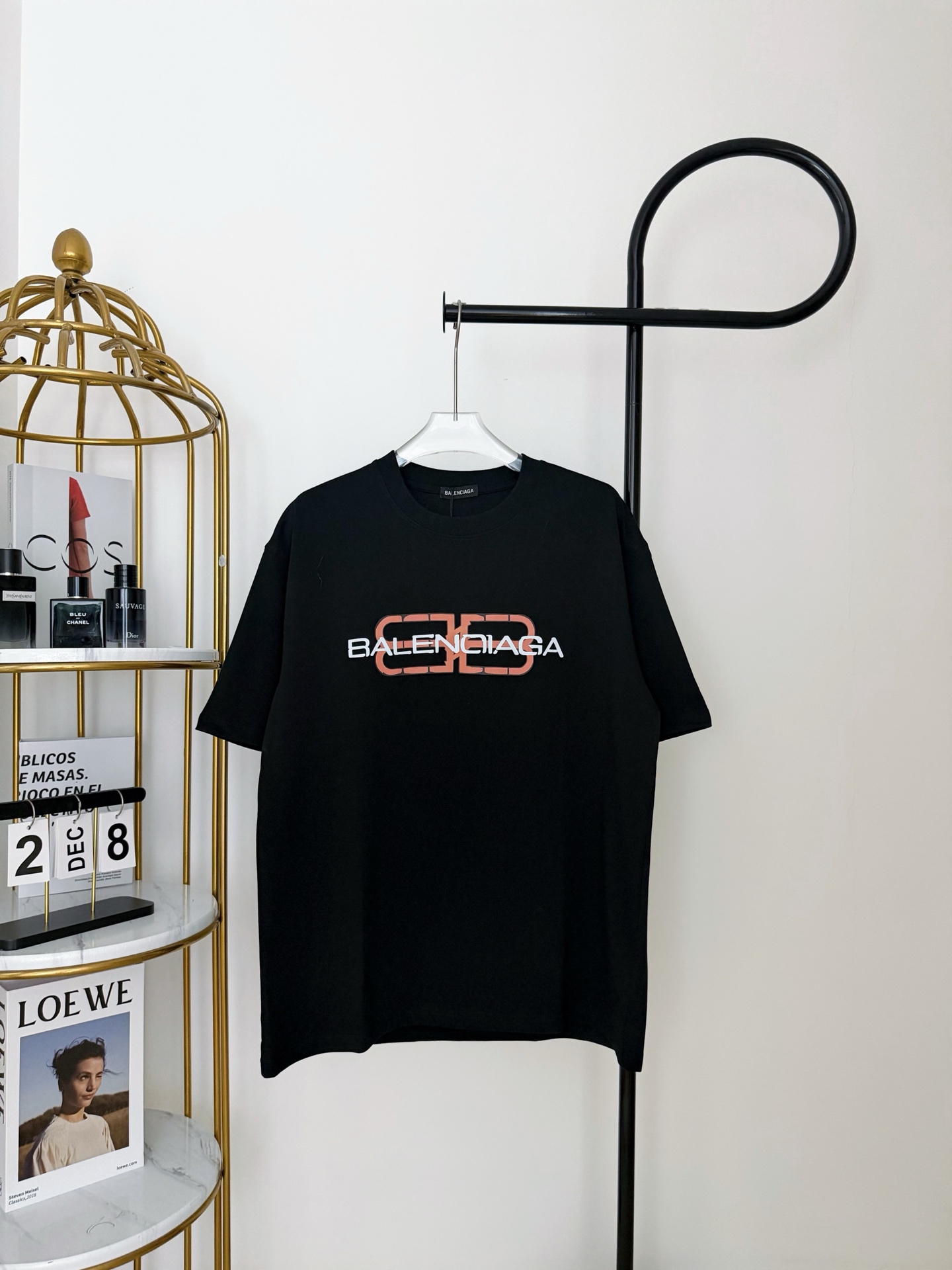 P65 número de modelo: HE203 Balenciaga - Letra con cierre en el pecho Balenciaga, cuello redondo, manga corta. La tela …