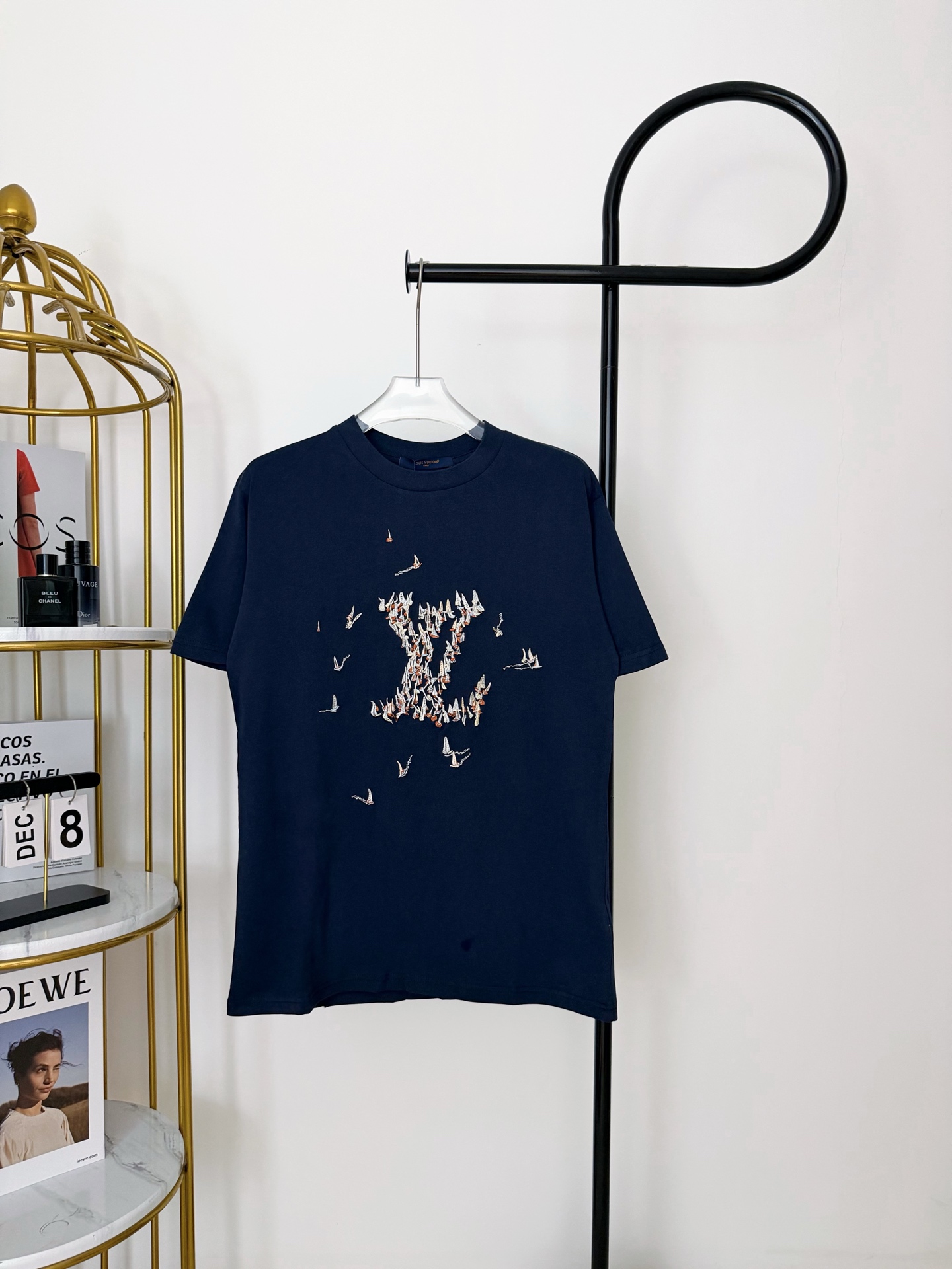 P65 Nº de modelo: HE208 LOUIS VUITTON-LV Camiseta de cuello redondo con bordado de paloma de la paz en el pecho. Tejido…