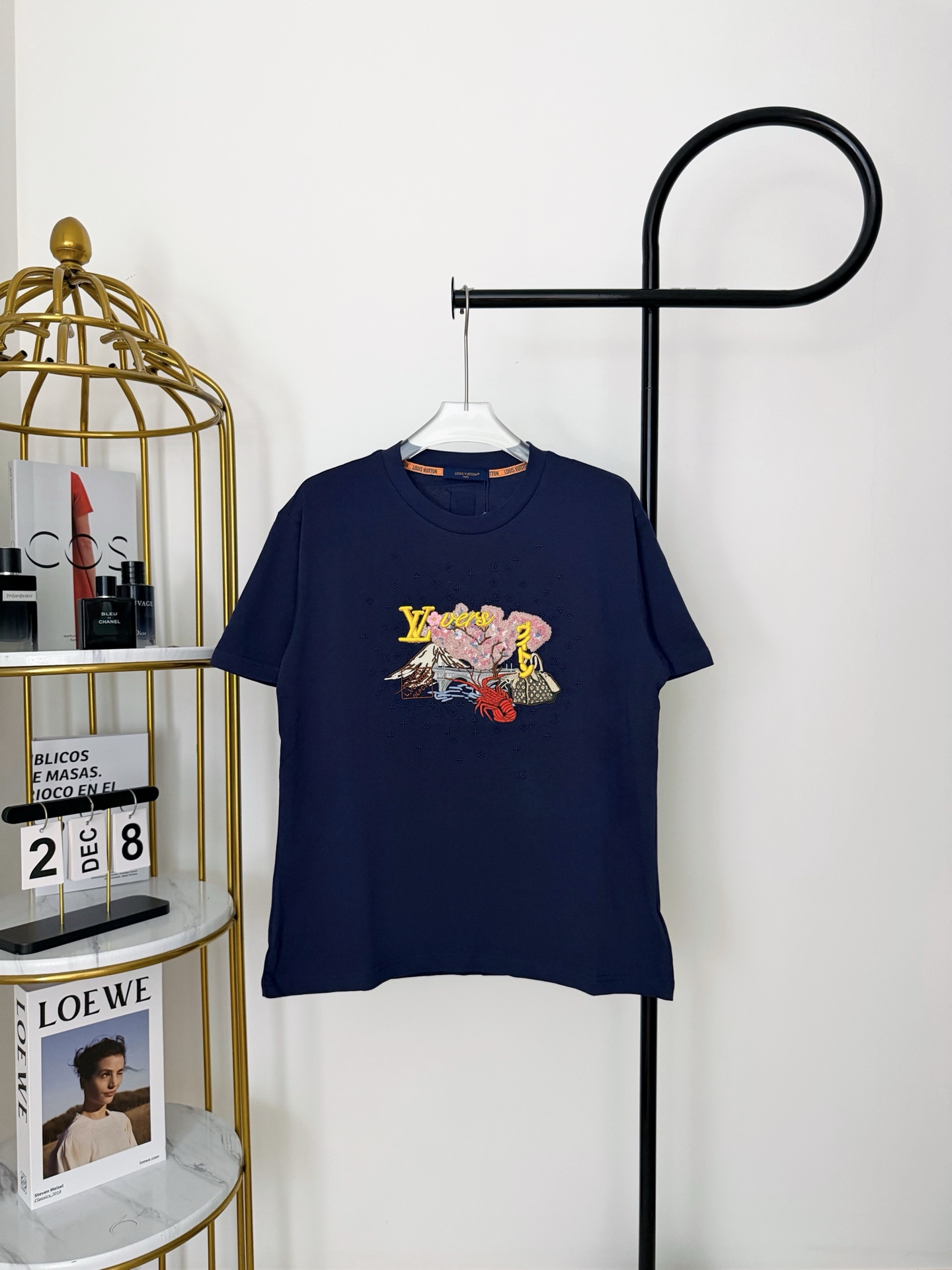 P75 Nº de modelo: HE210 LOUIS VUITTON-LV Camiseta de cuello redondo con bordado de langosta y montaña nevada. Tejido de…