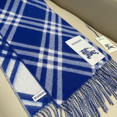 𝐁𝐁𝐫 格纹羊绒围巾 168*30cm.100%山羊绒 双面羊绒围巾,装饰精纺新季格纹。使用传统纺织机悉心制成。面料高地 𝐁𝐁𝐫 格纹羊绒围巾 168*30cm.100%山羊绒 双面羊绒围巾,装饰精纺新季格纹。使用传统纺织机悉心制成。面料高地