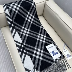 𝐁𝐁𝐫 格纹羊绒围巾 168*30cm.100%山羊绒 双面羊绒围巾,装饰精纺新季格纹。使用传统纺织机悉心制成。面料高地 𝐁𝐁𝐫 格纹羊绒围巾 168*30cm.100%山羊绒 双面羊绒围巾,装饰精纺新季格纹。使用传统纺织机悉心制成。面料高地