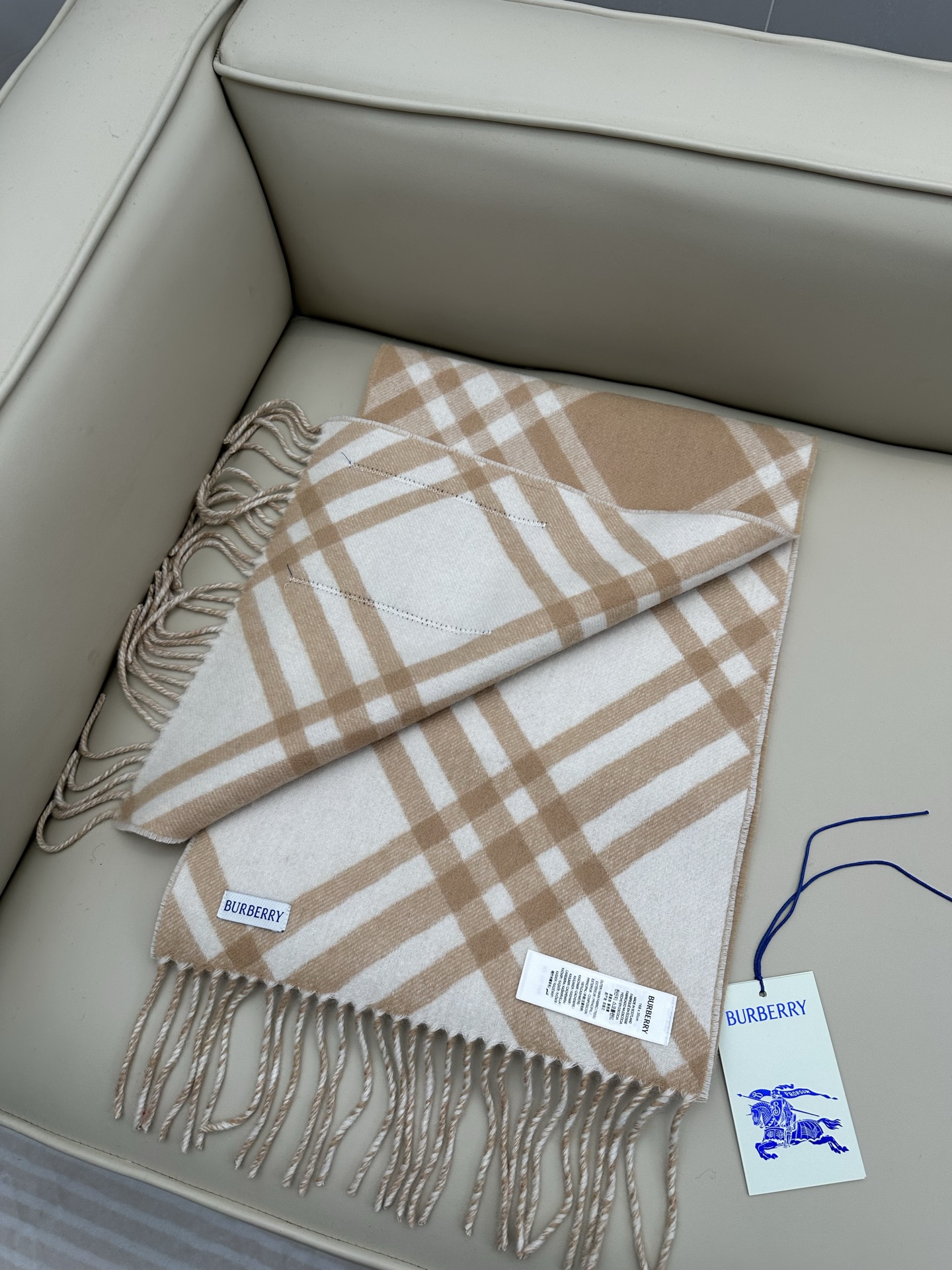 𝐁𝐁𝐫 格纹羊绒围巾 168*30cm.100%山羊绒 双面羊绒围巾，装饰精纺新季格纹。使用传统纺织机悉心制成。面料高地