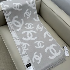 CHANEL 羊毛羊绒双面提花,分散式大双C标识,视觉大气简约 双C内部带有斜向织纹,立体感强,深底浅字层次分明,错落分 CHANEL 羊毛羊绒双面提花,分散式大双C标识,视觉大气简约 双C内部带有斜向织纹,立体感强,深底浅字层次分明,错落分