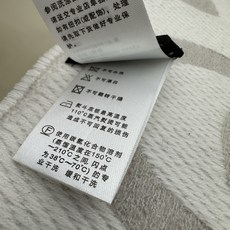 CHANEL 羊毛羊绒双面提花,分散式大双C标识,视觉大气简约 双C内部带有斜向织纹,立体感强,深底浅字层次分明,错落分 CHANEL 羊毛羊绒双面提花,分散式大双C标识,视觉大气简约 双C内部带有斜向织纹,立体感强,深底浅字层次分明,错落分