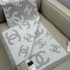 CHANEL 羊毛羊绒双面提花,分散式大双C标识,视觉大气简约 双C内部带有斜向织纹,立体感强,深底浅字层次分明,错落分 CHANEL 羊毛羊绒双面提花,分散式大双C标识,视觉大气简约 双C内部带有斜向织纹,立体感强,深底浅字层次分明,错落分