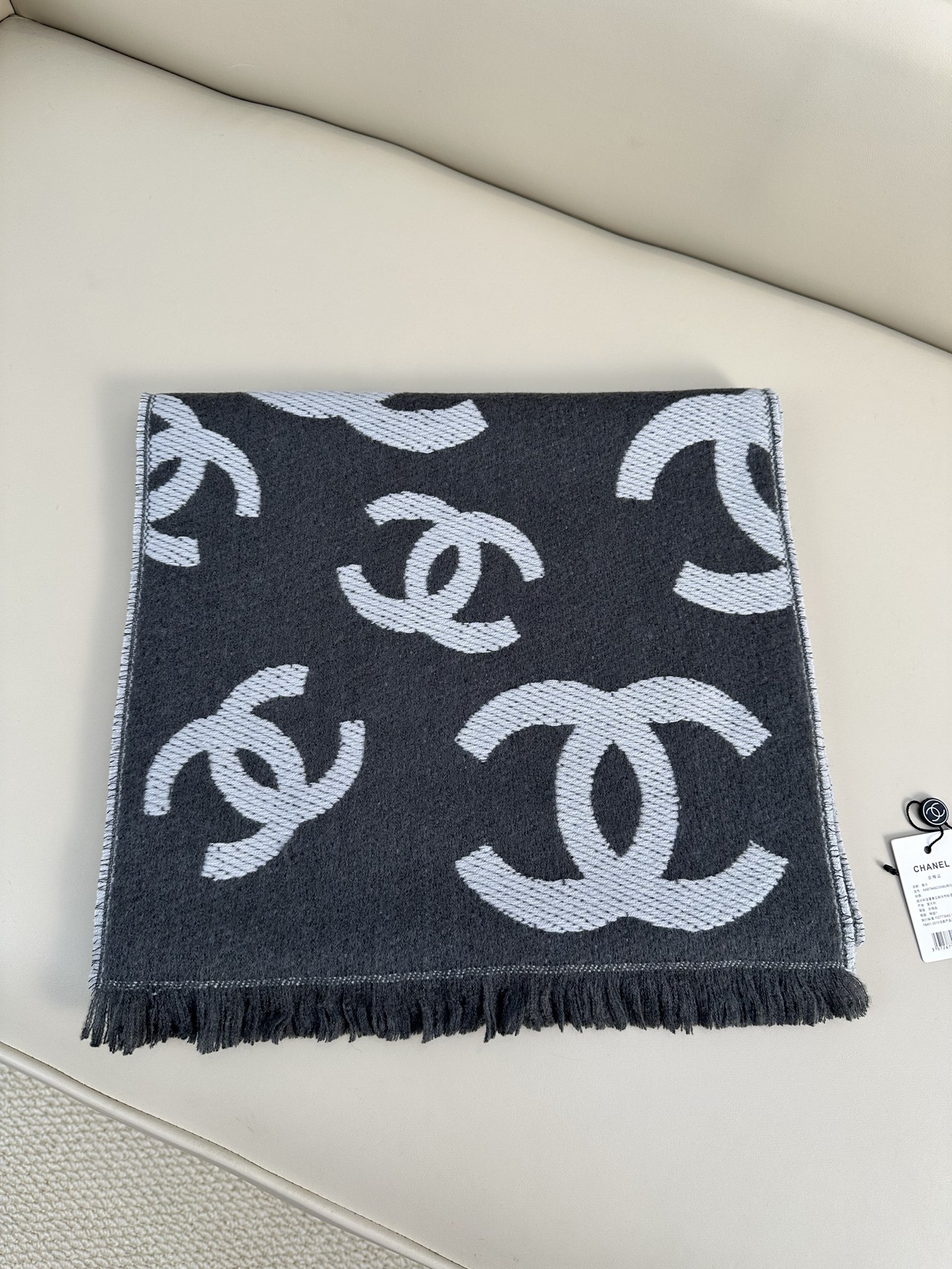CHANEL 羊毛羊绒双面提花，分散式大双C标识，视觉大气简约 双C内部带有斜向织纹，立体感强，深底浅字层次分明，错落分