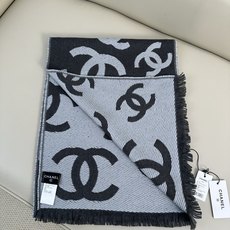 CHANEL 羊毛羊绒双面提花,分散式大双C标识,视觉大气简约 双C内部带有斜向织纹,立体感强,深底浅字层次分明,错落分 CHANEL 羊毛羊绒双面提花,分散式大双C标识,视觉大气简约 双C内部带有斜向织纹,立体感强,深底浅字层次分明,错落分