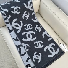 CHANEL 羊毛羊绒双面提花,分散式大双C标识,视觉大气简约 双C内部带有斜向织纹,立体感强,深底浅字层次分明,错落分 CHANEL 羊毛羊绒双面提花,分散式大双C标识,视觉大气简约 双C内部带有斜向织纹,立体感强,深底浅字层次分明,错落分