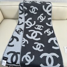 CHANEL 羊毛羊绒双面提花,分散式大双C标识,视觉大气简约 双C内部带有斜向织纹,立体感强,深底浅字层次分明,错落分 CHANEL 羊毛羊绒双面提花,分散式大双C标识,视觉大气简约 双C内部带有斜向织纹,立体感强,深底浅字层次分明,错落分