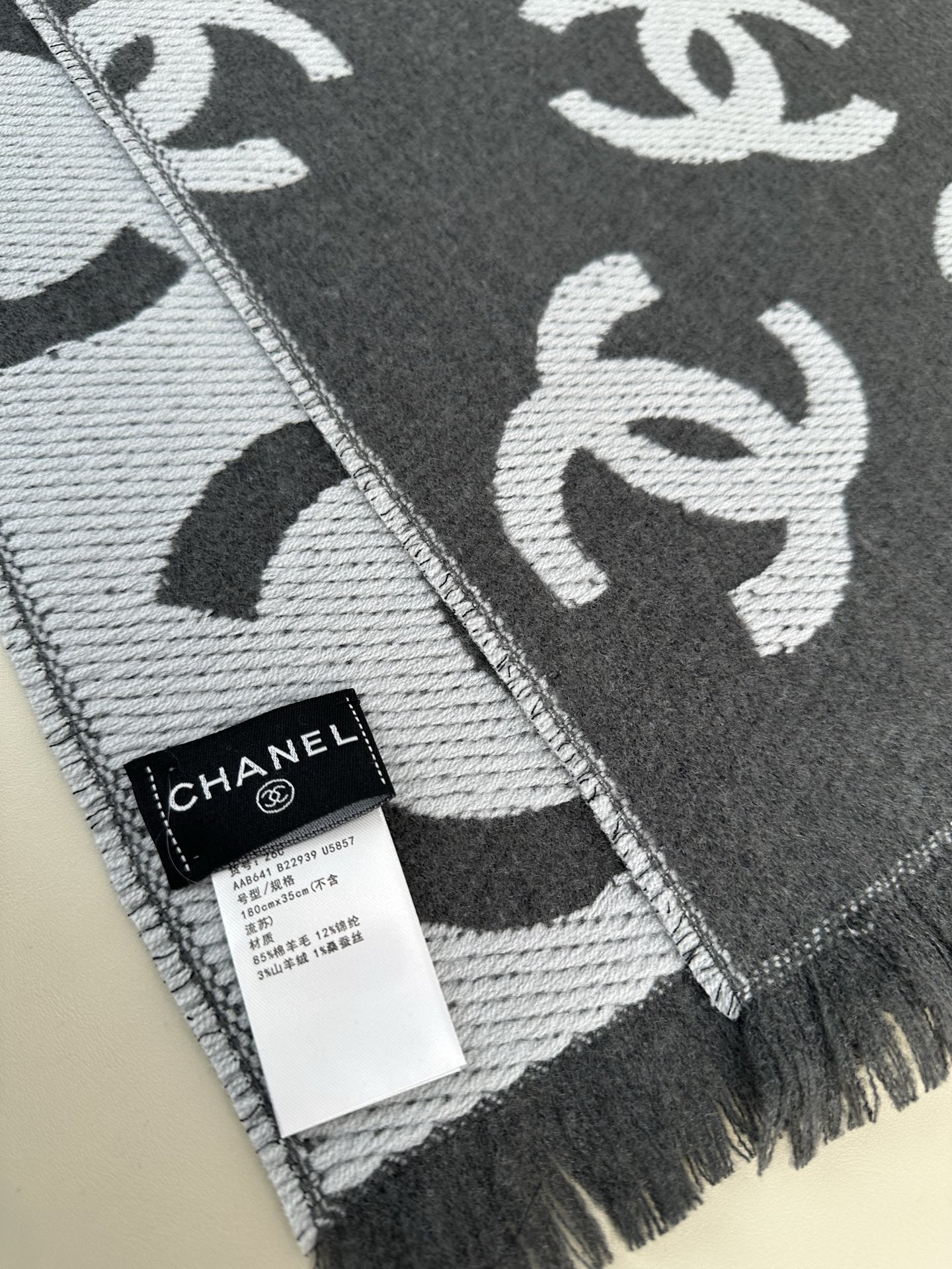 CHANEL 羊毛羊绒双面提花,分散式大双C标识,视觉大气简约 双C内部带有斜向织纹,立体感强,深底浅字层次分明,错落分 CHANEL 羊毛羊绒双面提花,分散式大双C标识,视觉大气简约 双C内部带有斜向织纹,立体感强,深底浅字层次分明,错落分