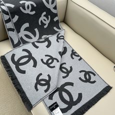 CHANEL 羊毛羊绒双面提花,分散式大双C标识,视觉大气简约 双C内部带有斜向织纹,立体感强,深底浅字层次分明,错落分 CHANEL 羊毛羊绒双面提花,分散式大双C标识,视觉大气简约 双C内部带有斜向织纹,立体感强,深底浅字层次分明,错落分