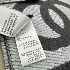 CHANEL 羊毛羊绒双面提花,分散式大双C标识,视觉大气简约 双C内部带有斜向织纹,立体感强,深底浅字层次分明,错落分 CHANEL 羊毛羊绒双面提花,分散式大双C标识,视觉大气简约 双C内部带有斜向织纹,立体感强,深底浅字层次分明,错落分