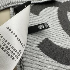 CHANEL 羊毛羊绒双面提花,分散式大双C标识,视觉大气简约 双C内部带有斜向织纹,立体感强,深底浅字层次分明,错落分 CHANEL 羊毛羊绒双面提花,分散式大双C标识,视觉大气简约 双C内部带有斜向织纹,立体感强,深底浅字层次分明,错落分