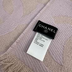 CHANEL 羊毛羊绒双面提花,分散式大双C标识,视觉大气简约 双C内部带有斜向织纹,立体感强,深底浅字层次分明,错落分 CHANEL 羊毛羊绒双面提花,分散式大双C标识,视觉大气简约 双C内部带有斜向织纹,立体感强,深底浅字层次分明,错落分