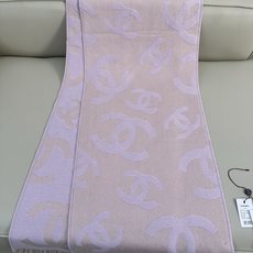 CHANEL 羊毛羊绒双面提花,分散式大双C标识,视觉大气简约 双C内部带有斜向织纹,立体感强,深底浅字层次分明,错落分 CHANEL 羊毛羊绒双面提花,分散式大双C标识,视觉大气简约 双C内部带有斜向织纹,立体感强,深底浅字层次分明,错落分