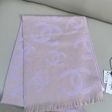 CHANEL 羊毛羊绒双面提花,分散式大双C标识,视觉大气简约 双C内部带有斜向织纹,立体感强,深底浅字层次分明,错落分 CHANEL 羊毛羊绒双面提花,分散式大双C标识,视觉大气简约 双C内部带有斜向织纹,立体感强,深底浅字层次分明,错落分