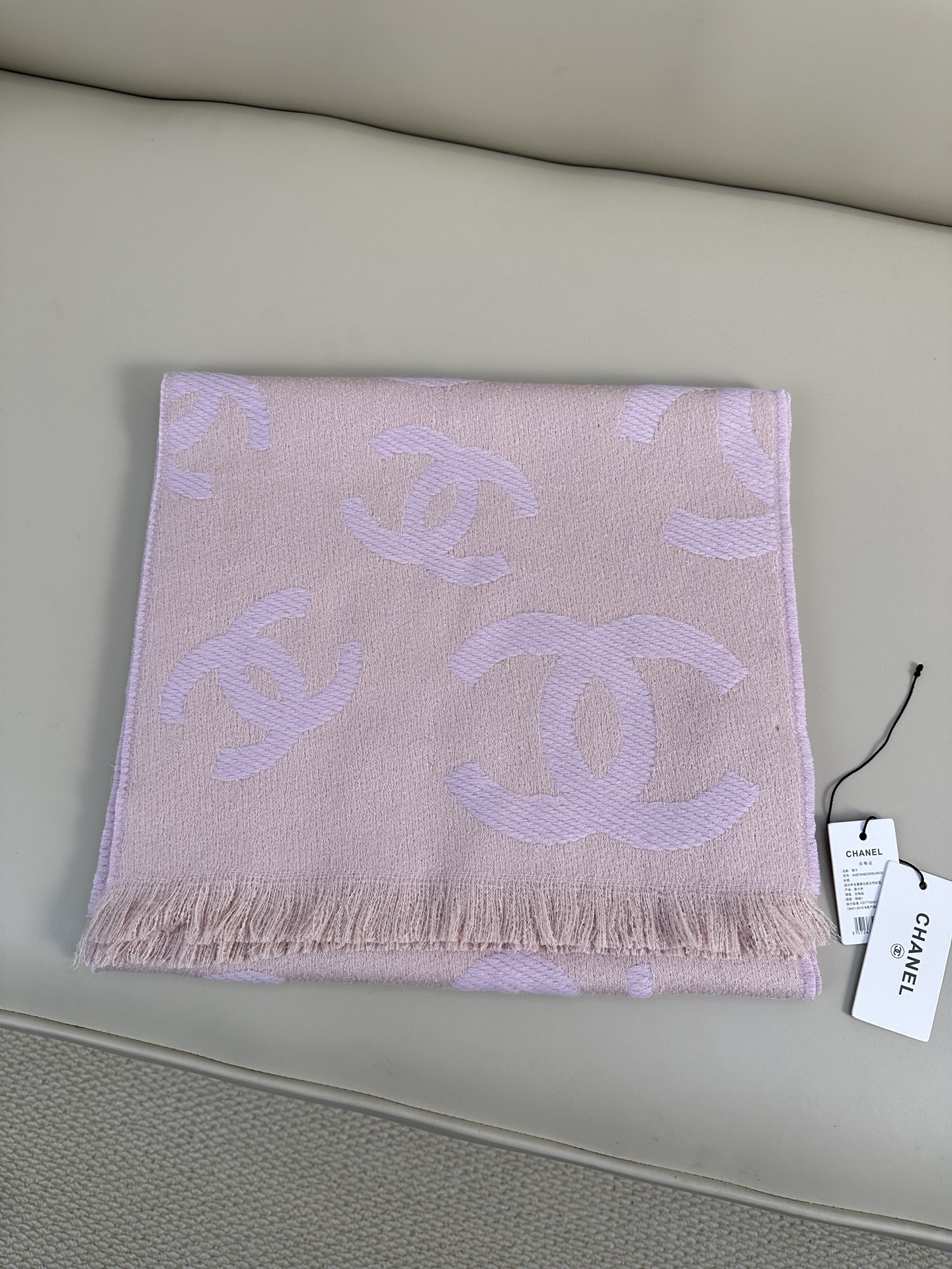 CHANEL 羊毛羊绒双面提花，分散式大双C标识，视觉大气简约 双C内部带有斜向织纹，立体感强，深底浅字层次分明，错落分