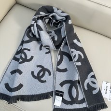 CHANEL 羊毛羊绒双面提花,分散式大双C标识,视觉大气简约 双C内部带有斜向织纹,立体感强,深底浅字层次分明,错落分 CHANEL 羊毛羊绒双面提花,分散式大双C标识,视觉大气简约 双C内部带有斜向织纹,立体感强,深底浅字层次分明,错落分