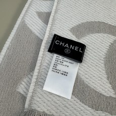 CHANEL 羊毛羊绒双面提花,分散式大双C标识,视觉大气简约 双C内部带有斜向织纹,立体感强,深底浅字层次分明,错落分 CHANEL 羊毛羊绒双面提花,分散式大双C标识,视觉大气简约 双C内部带有斜向织纹,立体感强,深底浅字层次分明,错落分