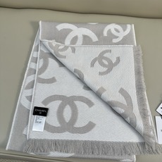 CHANEL 羊毛羊绒双面提花,分散式大双C标识,视觉大气简约 双C内部带有斜向织纹,立体感强,深底浅字层次分明,错落分 CHANEL 羊毛羊绒双面提花,分散式大双C标识,视觉大气简约 双C内部带有斜向织纹,立体感强,深底浅字层次分明,错落分