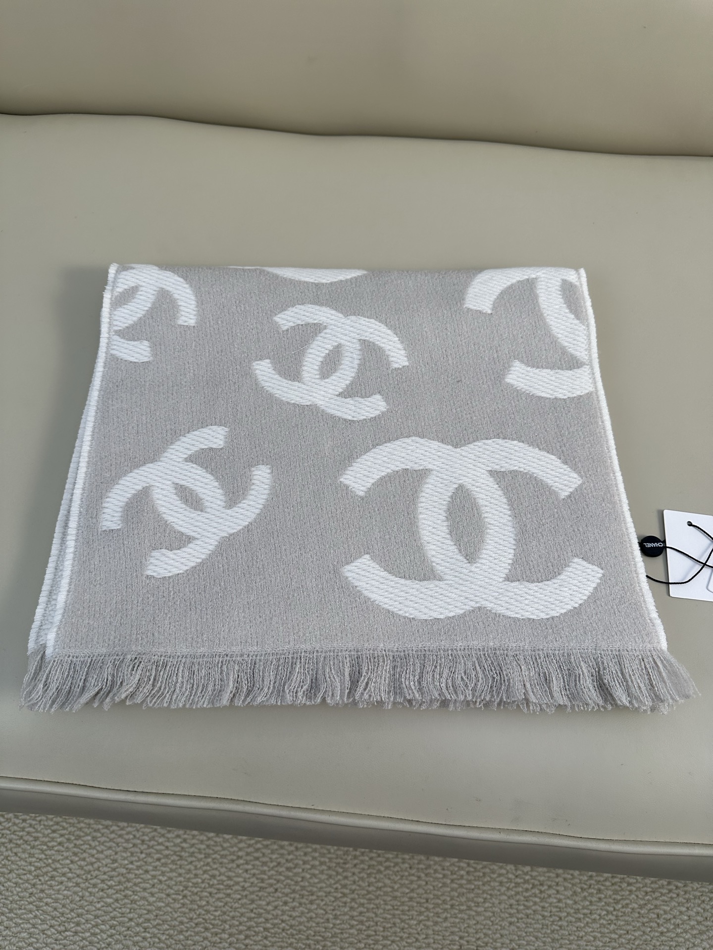 CHANEL 羊毛羊绒双面提花，分散式大双C标识，视觉大气简约 双C内部带有斜向织纹，立体感强，深底浅字层次分明，错落分