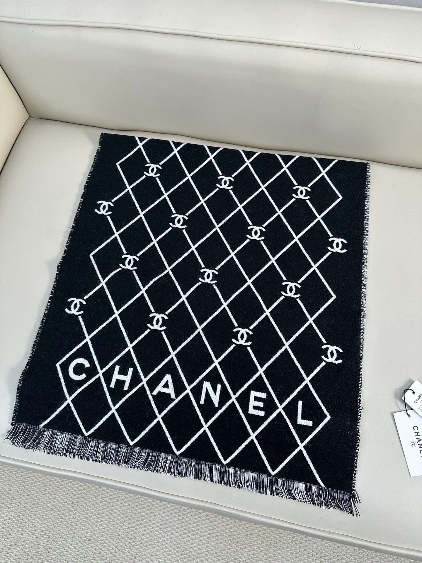 CHANEL 菱格网格贯穿整个面料，搭配分散双C logo，底部印有CHANEL字母，100%绵羊毛（专柜版本绵羊毛双面