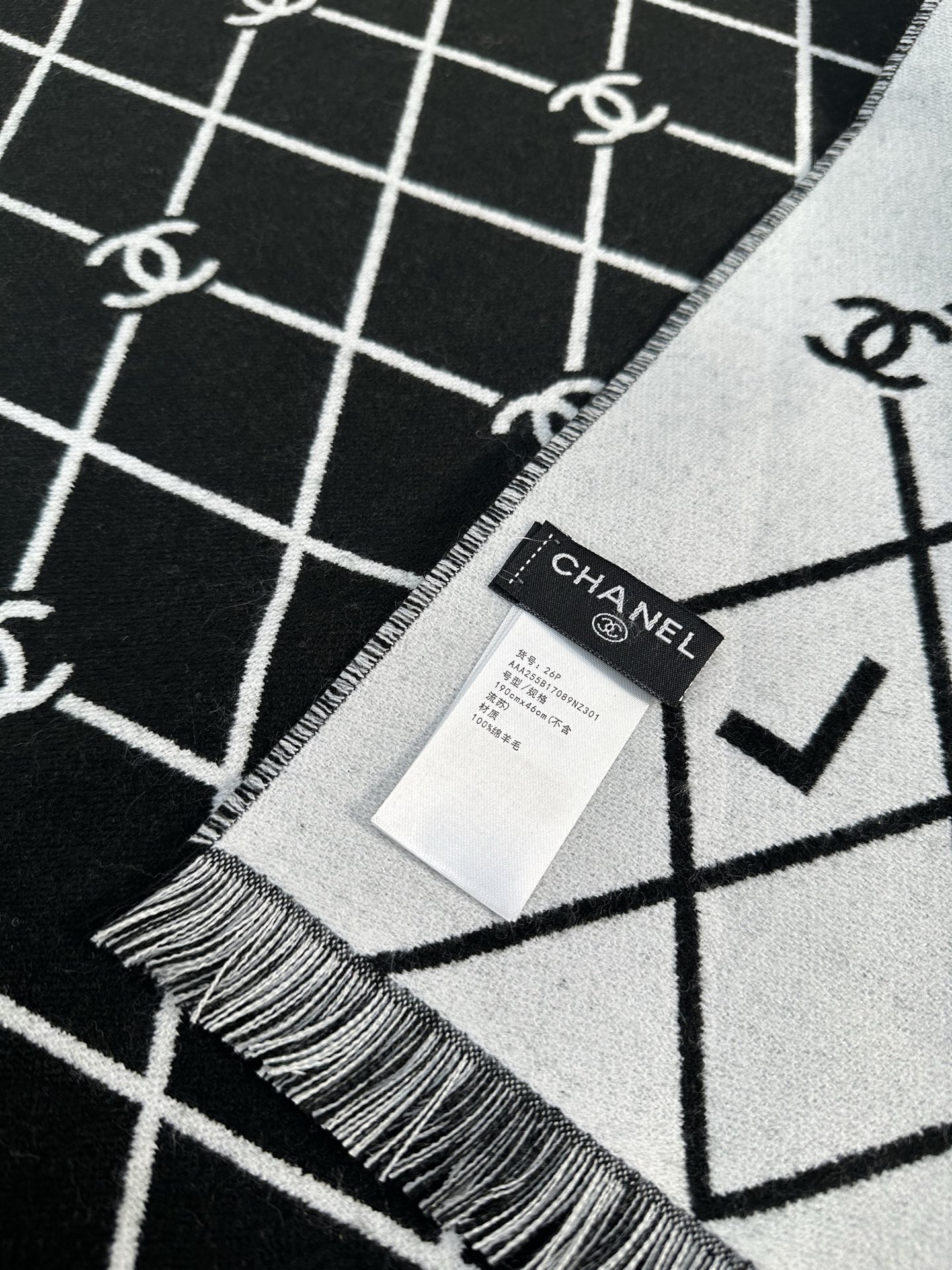 CHANEL 菱格网格贯穿整个面料，搭配分散双C logo，底部印有CHANEL字母，100%绵羊毛（专柜版本绵羊毛双面