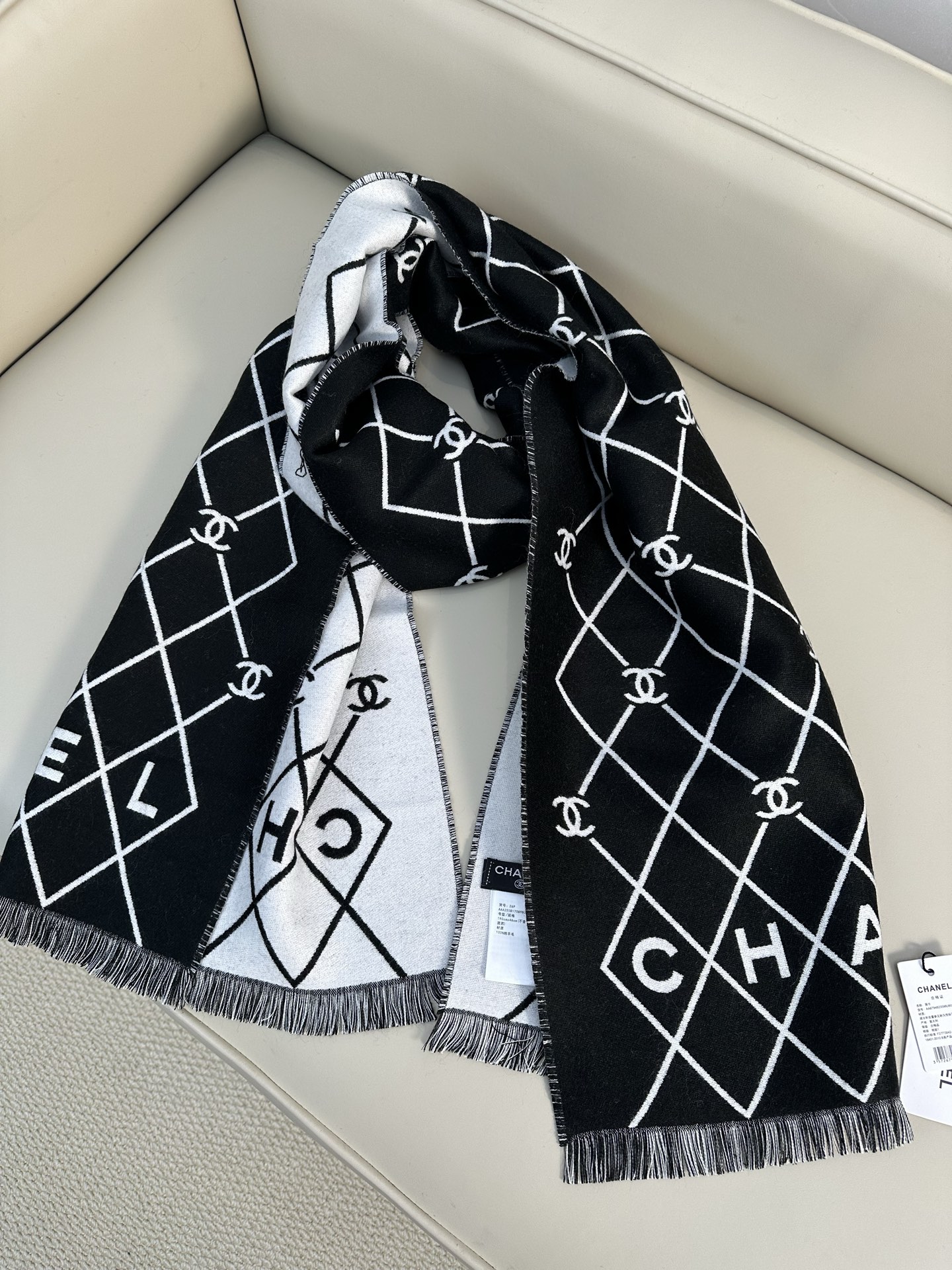 CHANEL 菱格网格贯穿整个面料，搭配分散双C logo，底部印有CHANEL字母，100%绵羊毛（专柜版本绵羊毛双面