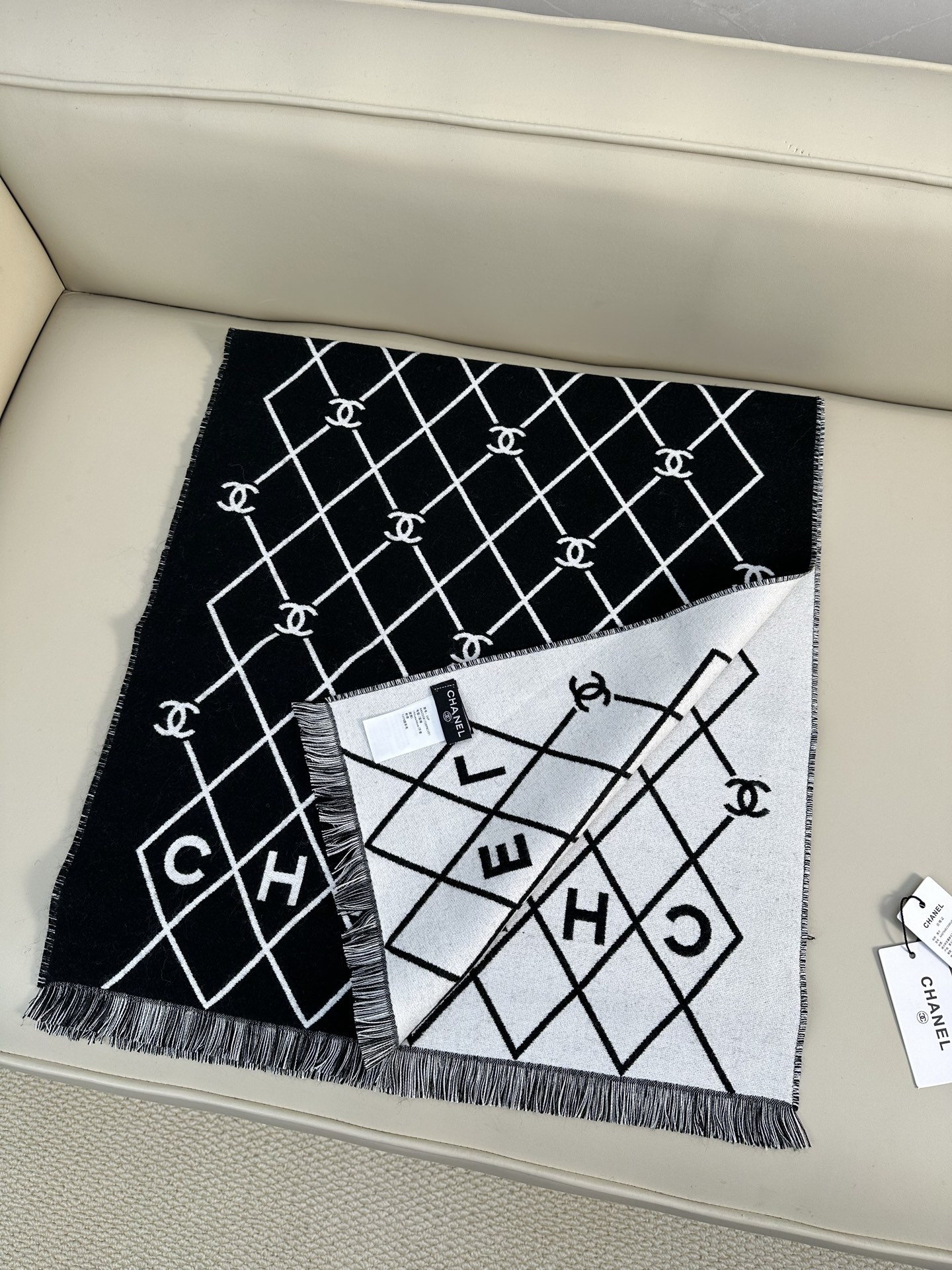 CHANEL 菱格网格贯穿整个面料，搭配分散双C logo，底部印有CHANEL字母，100%绵羊毛（专柜版本绵羊毛双面