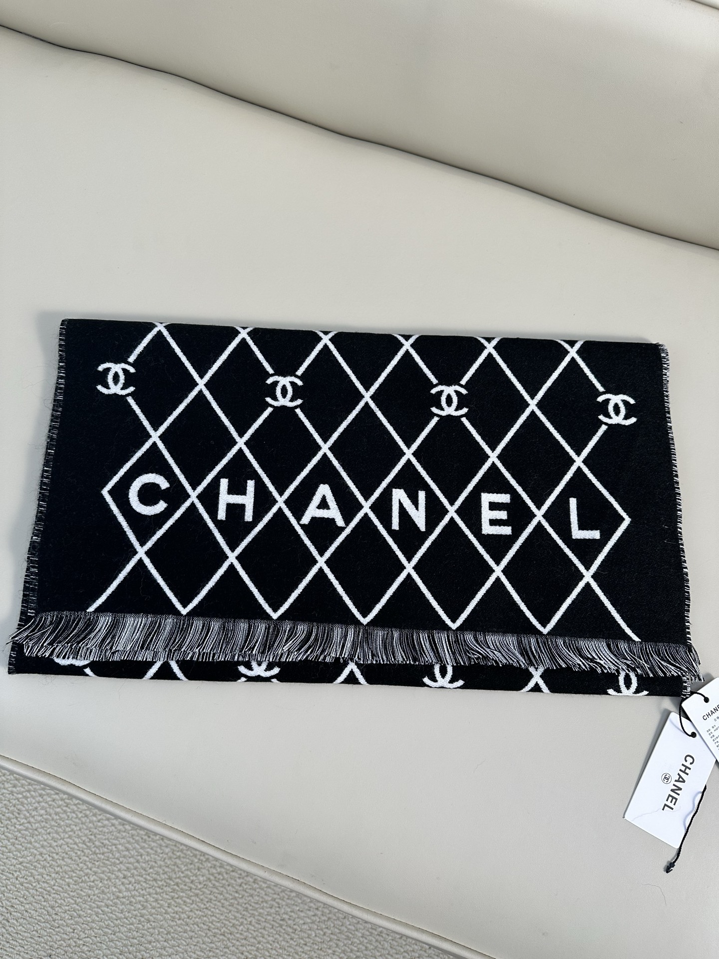 CHANEL 菱格网格贯穿整个面料，搭配分散双C logo，底部印有CHANEL字母，100%绵羊毛（专柜版本绵羊毛双面