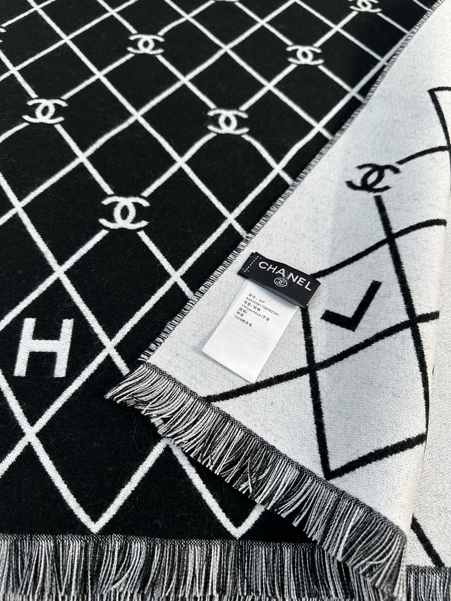 CHANEL 菱格网格贯穿整个面料，搭配分散双C logo，底部印有CHANEL字母，100%绵羊毛（专柜版本绵羊毛双面