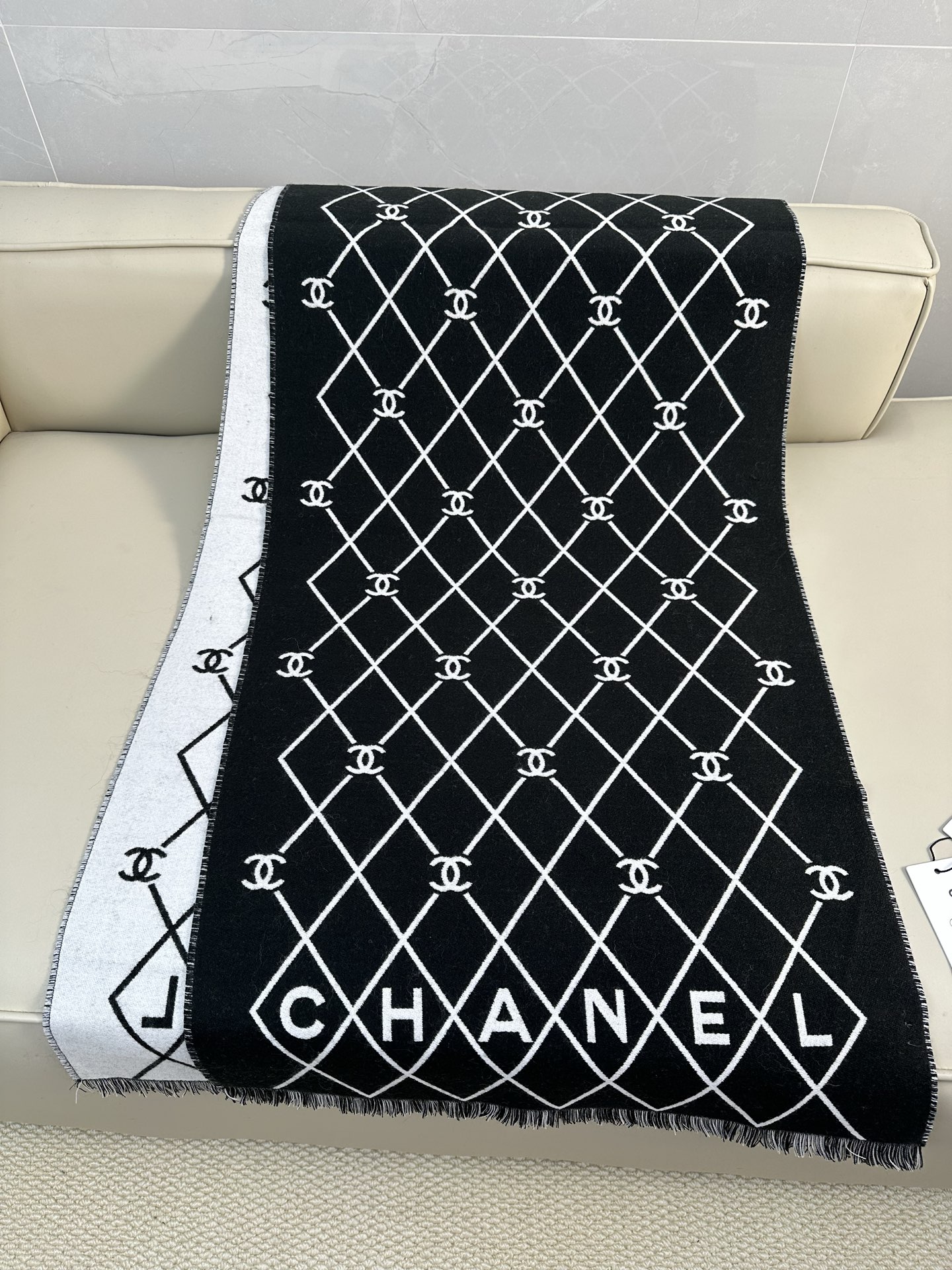 CHANEL 菱格网格贯穿整个面料，搭配分散双C logo，底部印有CHANEL字母，100%绵羊毛（专柜版本绵羊毛双面