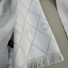 CHANEL 菱格网格贯穿整个面料,搭配分散双C logo,底部印有CHANEL字母,100%绵羊毛(专柜版本绵羊毛双面 CHANEL 菱格网格贯穿整个面料,搭配分散双C logo,底部印有CHANEL字母,100%绵羊毛(专柜版本绵羊毛双面