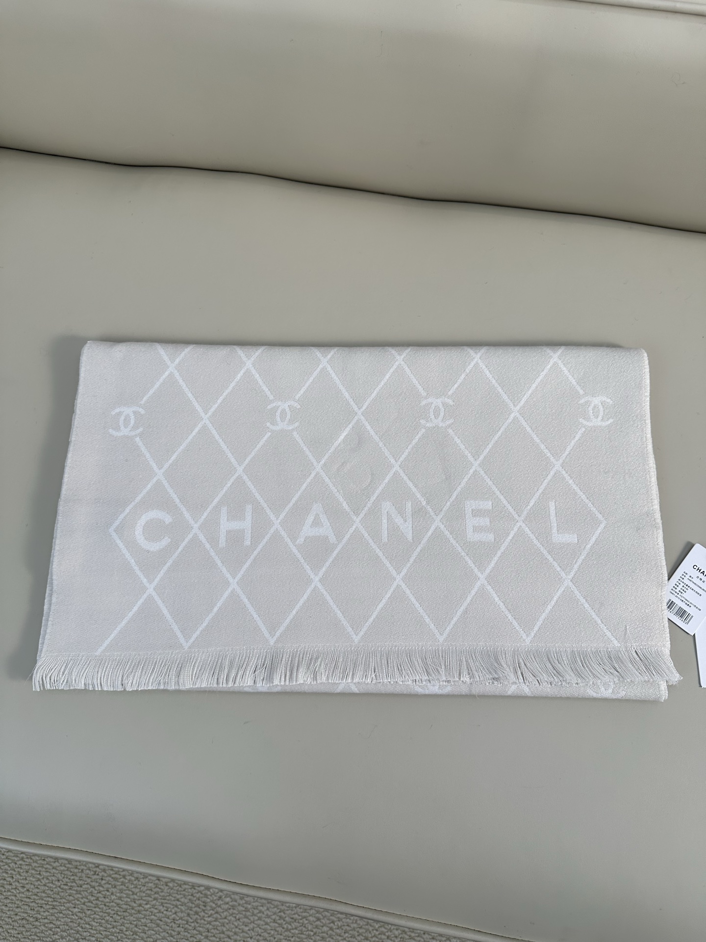 CHANEL 菱格网格贯穿整个面料，搭配分散双C logo，底部印有CHANEL字母，100%绵羊毛（专柜版本绵羊毛双面