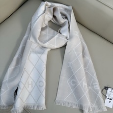 CHANEL 菱格网格贯穿整个面料,搭配分散双C logo,底部印有CHANEL字母,100%绵羊毛(专柜版本绵羊毛双面 CHANEL 菱格网格贯穿整个面料,搭配分散双C logo,底部印有CHANEL字母,100%绵羊毛(专柜版本绵羊毛双面