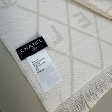 CHANEL 菱格网格贯穿整个面料,搭配分散双C logo,底部印有CHANEL字母,100%绵羊毛(专柜版本绵羊毛双面 CHANEL 菱格网格贯穿整个面料,搭配分散双C logo,底部印有CHANEL字母,100%绵羊毛(专柜版本绵羊毛双面