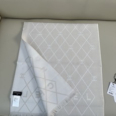 CHANEL 菱格网格贯穿整个面料,搭配分散双C logo,底部印有CHANEL字母,100%绵羊毛(专柜版本绵羊毛双面 CHANEL 菱格网格贯穿整个面料,搭配分散双C logo,底部印有CHANEL字母,100%绵羊毛(专柜版本绵羊毛双面