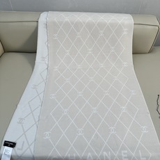 CHANEL 菱格网格贯穿整个面料,搭配分散双C logo,底部印有CHANEL字母,100%绵羊毛(专柜版本绵羊毛双面 CHANEL 菱格网格贯穿整个面料,搭配分散双C logo,底部印有CHANEL字母,100%绵羊毛(专柜版本绵羊毛双面